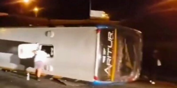 Ônibus com torcedores de Colatina tomba na BR-101, em Macaé - Foto: Reprodução