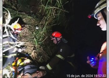 Colatina: acidente na ES-080 deixa vítima presa às ferragens após capotamento - Foto: Bombeiros/ES