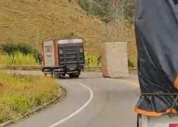 Queda de bloco de granito interdita parcialmente BR 259 em João Neiva - Foto: Rede Social