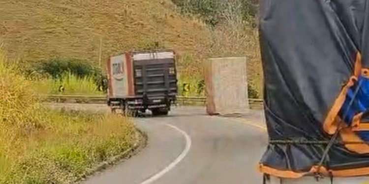 Queda de bloco de granito interdita parcialmente BR 259 em João Neiva - Foto: Rede Social