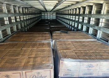 PRF flagra 1.860 caixas de conhaque sendo transportada sem nota fiscal em São Mateus - Foto: PRF-ES/Divulgação