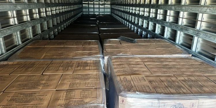 PRF flagra 1.860 caixas de conhaque sendo transportada sem nota fiscal em São Mateus - Foto: PRF-ES/Divulgação