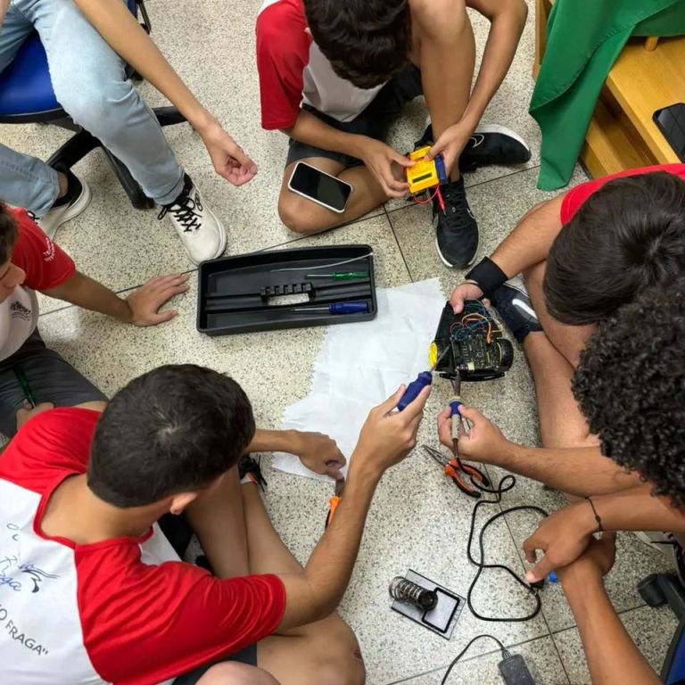 Unimate Team: alunos da Escola Honório Fraga prontos para o desafio do Campeonato Nacional de Robótica - Foto: Reprodução