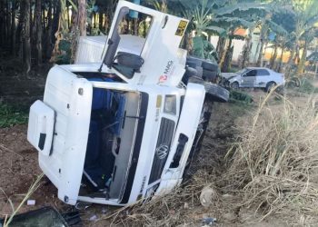 Três pessoas feridas em acidente entre carro e caminhão em Marilândia - Foto: PMES