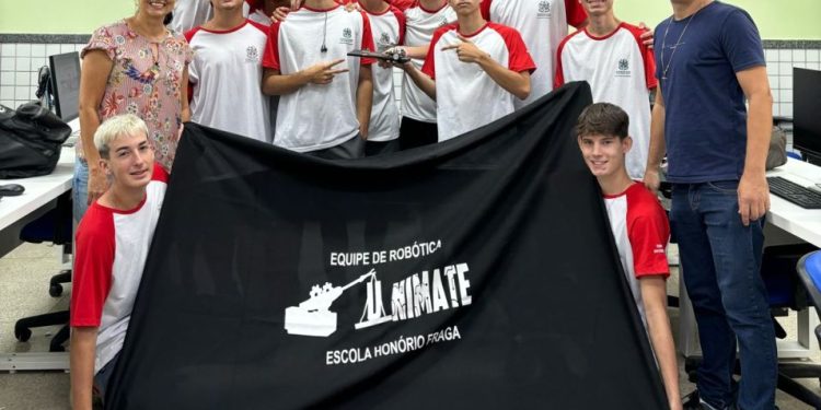 Unimate Team: alunos da Escola Honório Fraga prontos para o desafio do Campeonato Nacional de Robótica - Foto: Reprodução