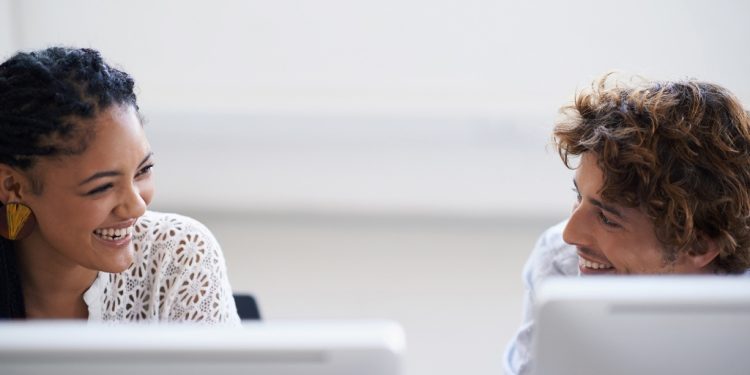 Amizade no trabalho ajuda ou atrapalha? Entenda os limites - Foto: Reprodução