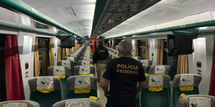 Polícia Federal e PRF realizam operação em trem de passageiros em Baixo Guandu - Foto: PF e PRF