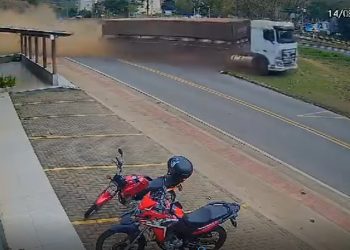 Motorista perde o controle e carreta atinge canteiro na BR-259, em Colatina - Foto: Reprodução