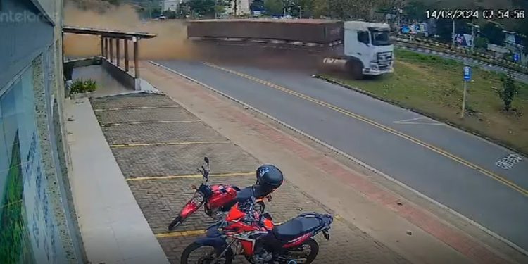 Motorista perde o controle e carreta atinge canteiro na BR-259, em Colatina - Foto: Reprodução