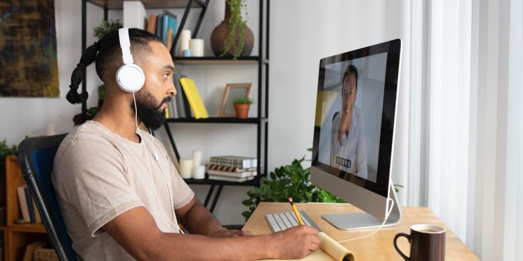 200 vagas gratuitas em curso técnico de Desenvolvimento de Sistemas na modalidade EAD - Foto: Freepik