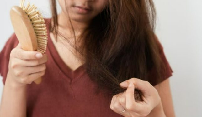 Queda de cabelo provocada por estresse pode ter diferentes origens - Foto: Crédito: Freepik