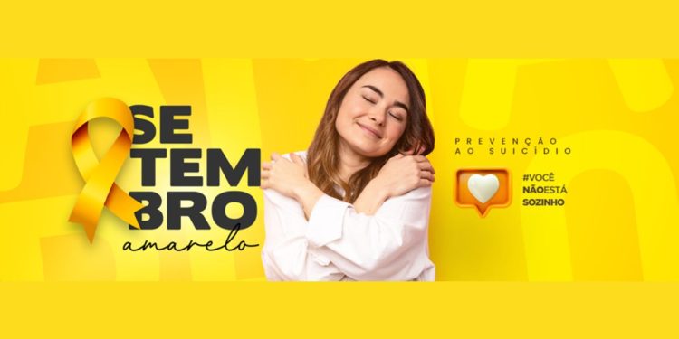 Em todo o mês de setembro, profissionais de saúde intensificam as ações voltadas para a saúde mental e a conscientização relacionada à importância da preservação da vida, por meio da campanha “Setembro Amarelo”, que visa à prevenção do suicídio. Durante a campanha, acontece o Dia Mundial de Prevenção ao Suicídio, nesta terça-feira (10). O tema deste ano, conforme a Associação Brasileira de Psiquiatria (ABP) e o Conselho Federal de Medicina (CFM), é “Se precisar, peça ajuda”. As entidades reforçam que todas as pessoas podem atuar ativamente para a prevenção do suicídio, tema ainda visto como um tabu. Por isso, é importante a escuta ativa sem julgamentos, a empatia e a disponibilidade para ajudar a quem precisa. “O acolhimento com escuta ativa é fundamental para identificar alterações ou mudanças dos comportamentos. Todos os profissionais e familiares podem contribuir para essa escuta, proporcionando um acolhimento humanizado”, destacou a referência técnica em Saúde Mental da Secretaria da Saúde (Sesa), Franciely da Costa Guarnier. A profissional lembrou que a pandemia da Covid-19 contribuiu para o agravamento de questões relacionadas à saúde mental. “A pandemia provocou mudanças e rupturas nos modos de viver, o que gerou o surgimento de transtornos mentais, como ansiedade, estresse causado pelo isolamento social e depressão. Isso se comprova pelos dados de 2022, da Organização Mundial de Saúde (OMS), apontam um aumento em 25% da prevalência global de ansiedade no primeiro ano da pandemia”, disse Franciely da Costa Guarnier. Dados preliminares da Vigilância de Violências e Acidentes da Sesa demonstram que a taxa de suicídio por 100 mil habitantes no Estado chegou a 3,36 até agosto deste ano. O número só vem aumentando e alcançou a marca de 7,75 em 2023. Sinais de alerta e onde procurar ajuda Certos comportamentos podem servir como sinais de alerta e merecem atenção para que se busque ajuda no momento adequado. Entre esses sinais estão o isolamento, conversas frequentes sobre preocupações com a própria morte, sentimentos de desesperança e a expressão de pensamentos suicidas. Além disso, também é importante observar a falta de perspectiva ou planos para o futuro, o abuso de substâncias, como álcool, medicamentos ou outras drogas, e a vivência de eventos traumáticos, como desemprego, violência ou a perda de familiares. Nesse contexto, é fundamental oferecer apoio, dialogar e encorajar a busca por ajuda especializada. "É fundamental pensar o cuidado em saúde mental de forma a assegurar que as pessoas tenham acesso aos serviços oferecidos pelas Unidades Básicas de Saúde (UBS), Centros de Atenção Psicossocial (Caps) e outros componentes da Rede de Atenção Psicossocial (Raps) disponíveis nos territórios. Isso inclui, além da prevenção, a articulação e o acompanhamento junto à rede intersetorial, bem como o envolvimento da família no processo de cuidado," enfatizou Franciely da Costa Guarnier. No Espírito Santo, a Raps, junto com os serviços de urgência, as equipes de referência da Atenção Primária à Saúde (APS) e da Atenção Especializada, como os Caps, são responsáveis por prestar atendimento às pessoas em sofrimento psíquico, além de oferecer suporte e acolhimento aos seus familiares. Os usuários do Sistema Único de Saúde (SUS) devem procurar a UBS mais próxima de sua residência para relatar suas dificuldades e receber o encaminhamento e a assistência dos profissionais de saúde. Nessas unidades, são realizadas também ações de prevenção e acompanhamento por equipes multiprofissionais. A Sesa mantém três Caps que são referências no tratamento de adultos com transtornos mentais, como psicoses, neuroses graves e outros quadros complexos. São eles: o Caps Cidade, localizado no Centro Regional de Especialidades (CRE) em Cariacica; o Caps Cachoeiro, no município de Cachoeiro de Itapemirim; e o Caps Moxuara, também em Cariacica. Uma das ações dos Caps é o manejo de crises, incluindo crises suicidas. Os Caps são serviços especializados de saúde mental de caráter aberto e comunitário, que funcionam em regime de porta aberta, sem necessidade de agendamento prévio ou encaminhamento. Nesses serviços, os pacientes são acompanhados periodicamente conforme o Projeto Terapêutico Singular (PTS), que inclui atendimentos individuais e em grupo. Confira os locais preparados para auxiliar: - Serviços de saúde, como os Centros de Atenção Psicossocial (CAPS); Unidades Básicas de Saúde (UBS´S); Programa Saúde da Família (PSF); e Postos e Centros de Saúde; - Unidades de Emergência, ligue para o Serviço de Atendimento Móvel de Urgência (Samu 192); - Unidade de Pronto Atendimento (UPA); Pronto-socorro; e hospitais; - Centro de Valorização da Vida (CVV). Contato: ligação gratuita no número 188 ou pelo endereço: www.cvv.org.br Formação de profissionais Profissionais qualificados e preparados para atender os usuários do SUS em sofrimento psíquico fazem toda a diferença no acolhimento. Essa é uma das iniciativas do Instituto Capixaba de Ensino, Pesquisa e Inovação em Saúde (ICEPi), que inclui a saúde mental em suas formações e promove ações de conscientização nos territórios. Por meio do Programa Estadual de Qualificação da Atenção Primária à Saúde (Qualifica-APS), profissionais do Provimento e Fixação de Profissionais têm abordado, ao longo do mês de setembro, temas como ansiedade, síndrome do pânico, depressão, estresse pós-traumático, transtorno obsessivo-compulsivo. Esse trabalho é realizado em equipe para a organização dos processos e manejo de casos complexos em saúde mental. Também são discutidos como a saúde mental impacta a saúde bucal, a supermedicalização, prevenção e educação em saúde para o combate ao bullying e ao suicídio, além de estratégias de intervenção e abordagem familiar. Os Programas de Residências em Saúde do ICEPi também integram o Qualifica-APS e desenvolvem ações relacionadas à campanha “Setembro Amarelo”, tanto na APS quanto em hospitais. Confira a agenda: 10 a 13/09: Ações para funcionários do Hospital Roberto Arnizaut Silvares (HRAS), promovidas pela Residência Multiprofissional em Atenção em Terapia Intensiva; 11/09: Roda de conversa com mulheres sobre a valorização da vida na UBS São Francisco, em Cariacica, promovida pela Residência Multiprofissional em Saúde da Família; 12/09: Ida ao teatro com usuários da UBS Grande Vitória, em Vitória, uma ação promovida pela Residência Multiprofissional em Saúde da Família; 13/09: Caminhada em alusão ao “Setembro Amarelo”, promovida pela UBS Grande Vitória, com a participação dos residentes da Residência Multiprofissional em Saúde da Família; 16/09: Roda de conversa e café compartilhado na UBS do bairro Aeroporto, em Cachoeiro de Itapemirim, promovida pela Residência Multiprofissional em Atenção Integral à Saúde da Pessoa com Deficiência; 19 e 20/09: Palestra sobre mitos e verdades relacionados à saúde mental na UBS Ataíde, em Vila Velha, promovida pela Residência Multiprofissional em Saúde da Família; 20/09: Roda de conversa com adolescentes na UBS João Cimadon, em Nova Venécia, promovida pela Residência Multiprofissional em Atenção Integral à Saúde da Pessoa com Deficiência; 26/09: Ação com o Programa Saúde na Escola (PSE) na Escola Municipal de Ensino Fundamental (EMEF) Neusa Nunes Gonçalves, no bairro Nova Palestina I, em Vitória, promovida pela Residência Multiprofissional em Saúde da Família; 27/09: Palestra com o PSE em Vila Velha, promovida pela Residência Multiprofissional em Saúde da Família; 28/09: Oficina de crochê aberta para a população e feira de economia solidária na UBS Grande Vitória, em Vitória, promovida pela Residência Multiprofissional em Saúde da Família.