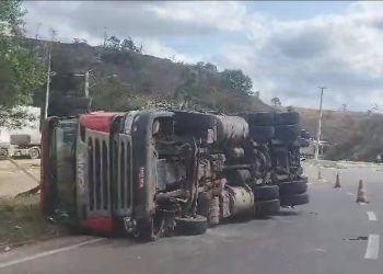 Carreta tomba na BR-259 em Colatina; motorista escapa ileso - Foto: Rede Social