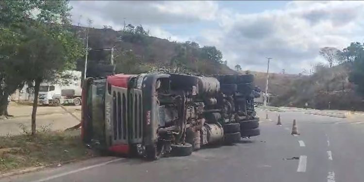 Carreta tomba na BR-259 em Colatina; motorista escapa ileso - Foto: Rede Social