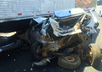 BR-259: motorista preso nas ferragens após colisão com caminhões em Colatina - Foto: Heriklis Douglas