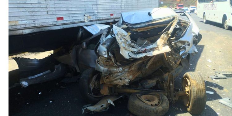 BR-259: motorista preso nas ferragens após colisão com caminhões em Colatina - Foto: Heriklis Douglas