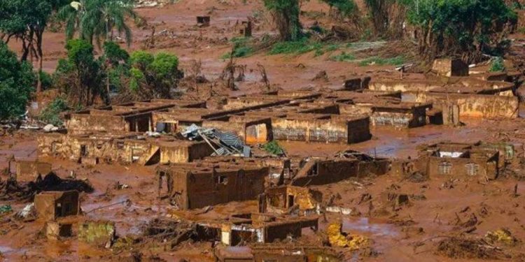 Mariana após o rompimento da barragem de rejeitos da Samarco - Foto: Reprodução.