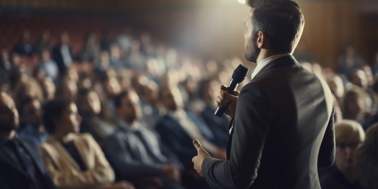 Sou tímido e não consigo falar em público. O que fazer? - Crédito: Freepik