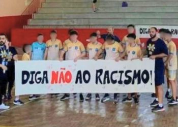 Faixa estendida em repúdio aco que aconteceu na competição. (Reprodução/Redes Sociais)