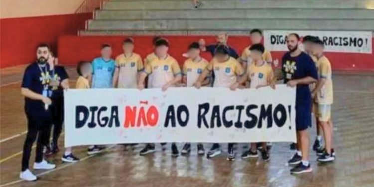 Faixa estendida em repúdio aco que aconteceu na competição. (Reprodução/Redes Sociais)