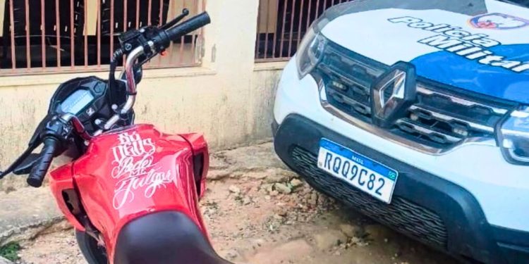 Adolescente é flagrado com moto clonada em São Domingos do Norte - Foto: PMES