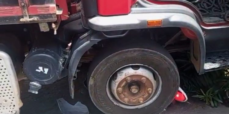 Caminhão desgovernado atinge moto e colide contra residência em Colatina - Foto: Rede Social