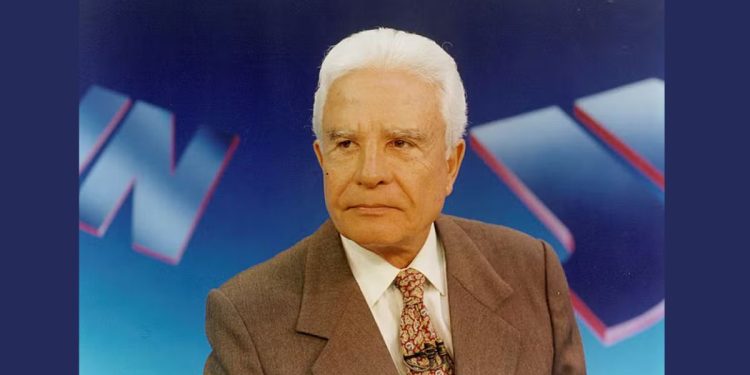 Cid Moreira durante apresentação do Jornal Nacional — Foto: Acervo Grupo Globo