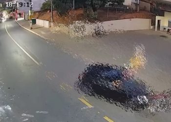 Motociclista é arremessado após colisão frontal com carro em São Roque do Canaã - Foto: Reprodução