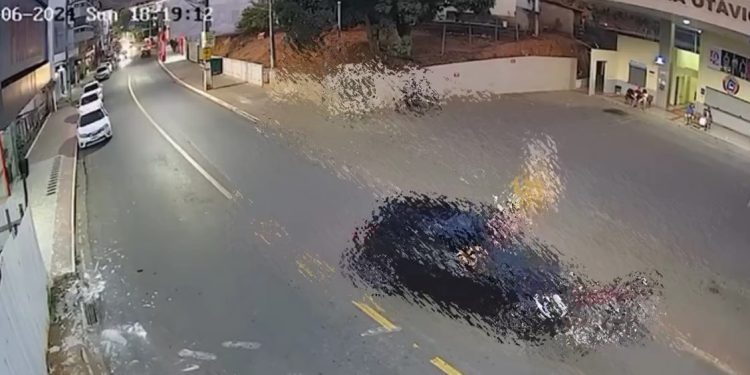 Motociclista é arremessado após colisão frontal com carro em São Roque do Canaã - Foto: Reprodução
