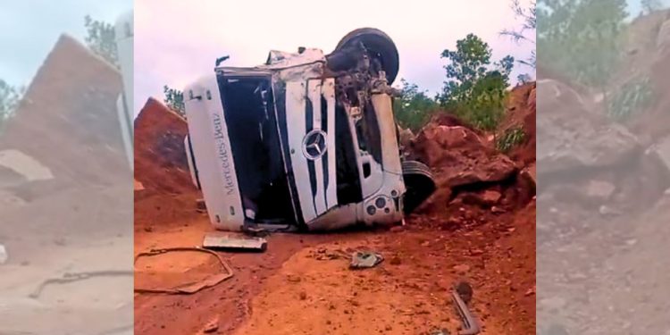 Acidente em Baixo Guandu: carreta tomba em estrada de terra - Foto: Rede Social