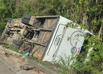 Acidente em Linhares deixa mais de 20 feridos e envolve três veículos na BR-101 - Foto: Reprodução