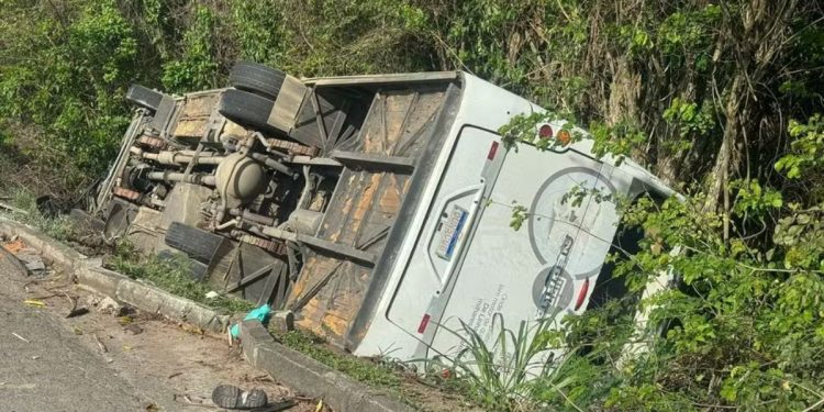 Acidente em Linhares deixa mais de 20 feridos e envolve três veículos na BR-101 - Foto: Reprodução