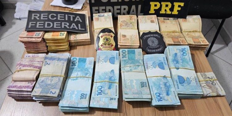 R$ 5 milhões apreendidos em operação contra contrabando de cigarros no ES - Foto: PF/Divulgação