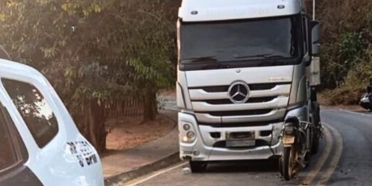 Motociclista morre em colisão frontal com carreta em Governador Lindenberg - Foto: Leitor