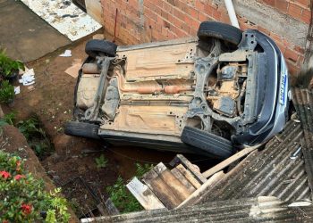 Carro cai de 3 metros de altura no quintal de vizinho em Colatina - Foto: Reprodução