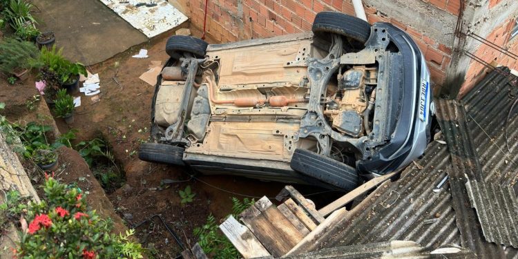 Carro cai de 3 metros de altura no quintal de vizinho em Colatina - Foto: Reprodução