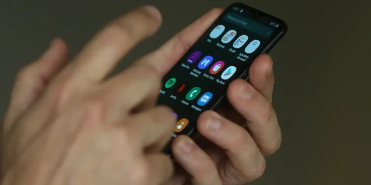 8 em cada 10 brasileiros defendem a proibição de celulares em escolas - Foto: Tânia Rego - Agência Brasil