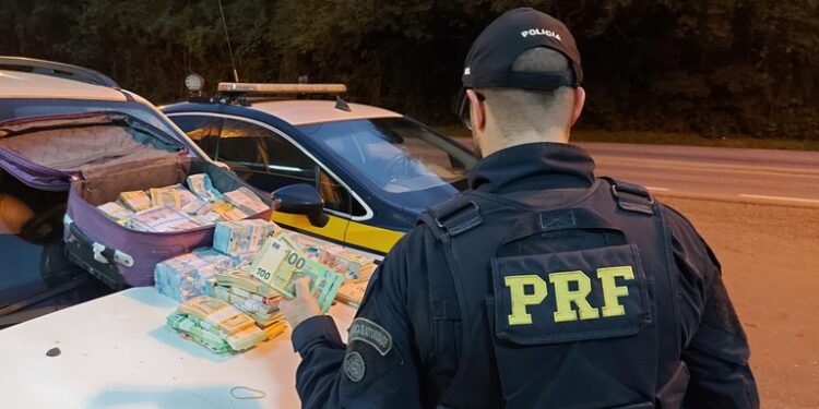 Funcionário do Banco do Brasil é preso com R$ 1,5 milhão furtado no ES - Foto: PRF