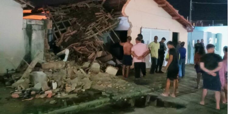 Caminhão colide com residência e deixa criança ferida em Montanha - Foto: Rede Social