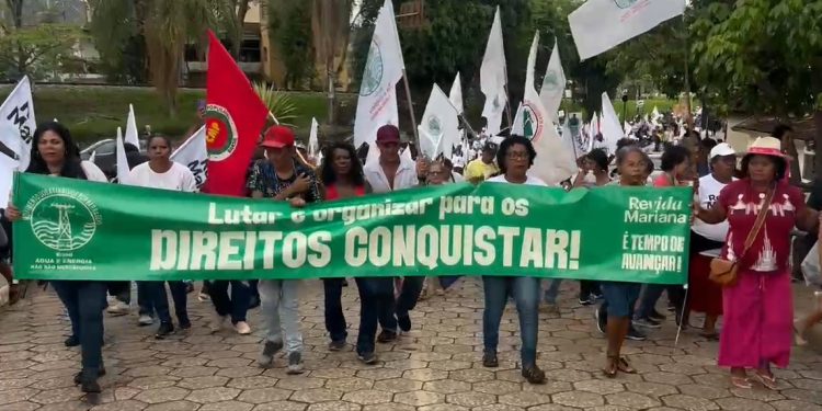 Atingidos encerram atividades dos 9 anos do crime da Samarco com uma caminhada pelas ruas de Mariana - Crédito Nicolly Mendes /MAB