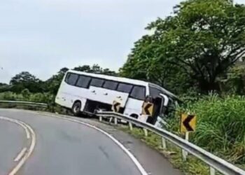 Ônibus sai da pista na rodovia entre Colatina e Linhares - Foto: Rede Social