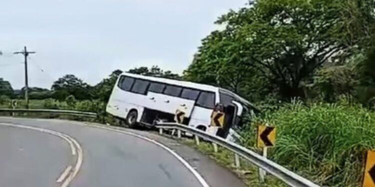 Ônibus sai da pista na rodovia entre Colatina e Linhares - Foto: Rede Social