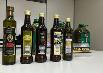 Mais de 8 mil litros de azeite com suspeita de adulteração são apreendidos no ES - Foto: PCES