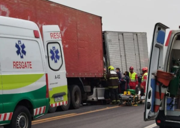 Acidente entre carreta, caminhão e moto deixa feridos e interdita trânsito na BR-101, em São Mateus - Foto: Reprodução
