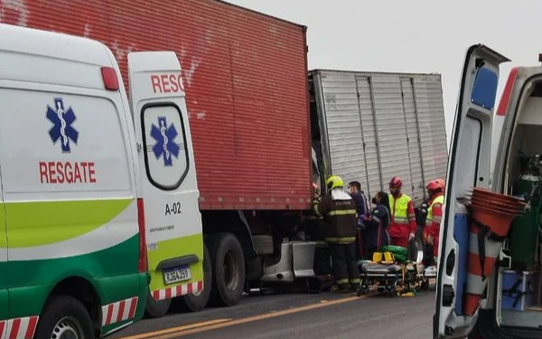 Acidente entre carreta, caminhão e moto deixa feridos e interdita trânsito na BR-101, em São Mateus - Foto: Reprodução