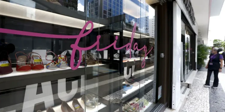 Cartilha dá dicas para não cair em golpes na Black Friday - Foto: Paulo Pinto/Agência Brasil