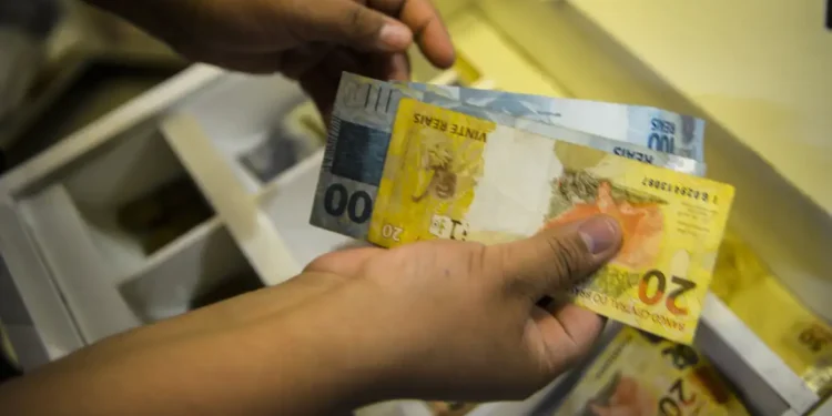 Pagar dívidas, guardar ou gastar: dicas de como usar o 13º salário - Foto: Agência Brasil