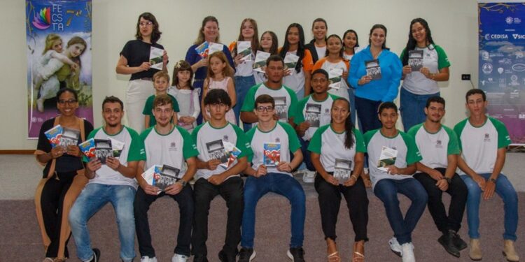 Estudantes de Santa Teresa publicam três livros sobre história da cidade - Foto: SEDU