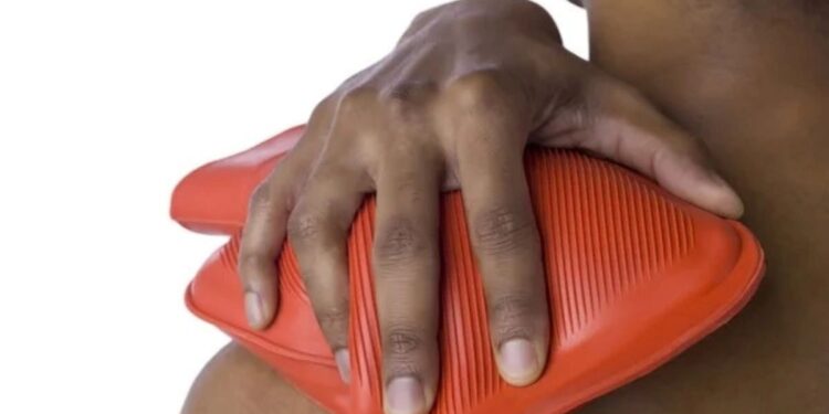 Especialista explica quando utilizar as compressas frias e quentes - Foto: Freepik