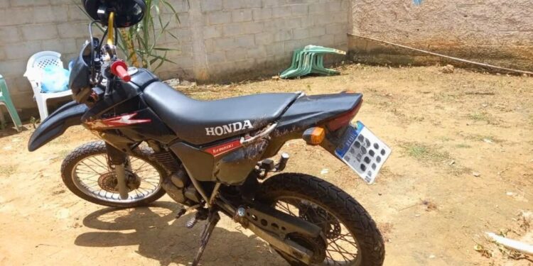 Suspeito de furto é detido em casa de shows e moto é recuperada em Colatina - Foto: PMES